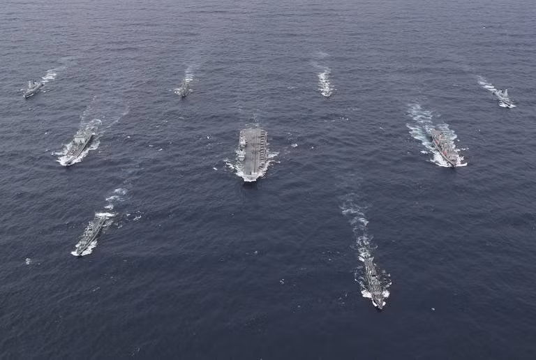 ​Tàu sân bay HMS Queen Elizabeth cũng các tàu hộ tống