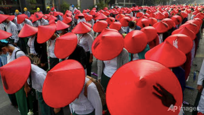 Các giáo viên mặc trang phục và đội mũ truyền thống tham gia cuộc biểu tình ngày 3/3 ở Mandalay. (Ảnh: AP)