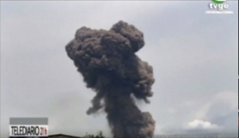 Cột khói bốc lên từ hiện trường. (Ảnh: AP)