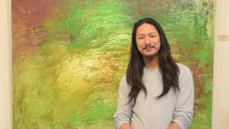 Họa sĩ Thái Tĩnh cùng tác phẩm tranh trừu tượng trong triển lãm "Khoảng lặng Hà Thành".