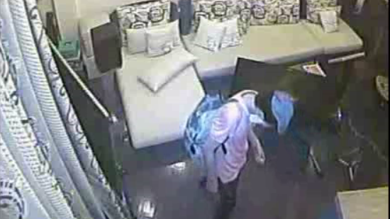 Cận cảnh trộm cắt khóa nhà dân lấy xe Spacy, két tiền