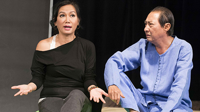 Lê Bình và Kim Khánh trong vở “Ảo @ thật” tại sâu khấu 5B, TPHCM. 