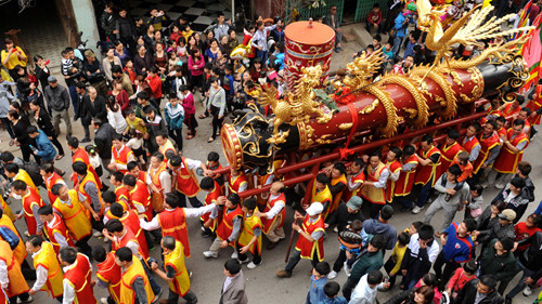 Trai tráng Đồng Kỵ chung vai rước "ông pháo"