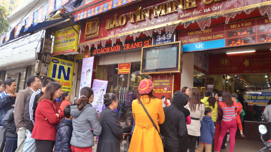 Rồng rắn xếp hàng mua vàng lấy may