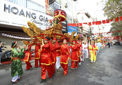 Đoàn rước “kiệu Vua” rực rỡ sắc màu hội Gò Đống Đa