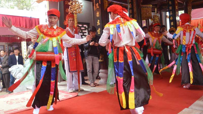 Về Triều Khúc xem trai làng giả gái múa Bồng