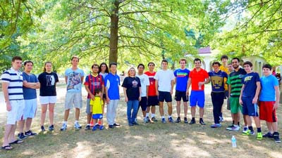 Quang Liêm (thứ 7 từ trái qua) cùng đội cờ trong chuyến dã ngoại.