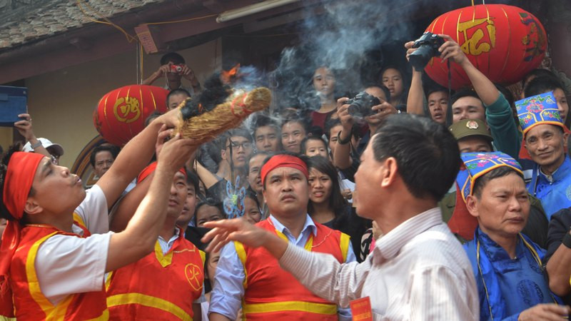 Trai làng kéo lửa thổi cơm 