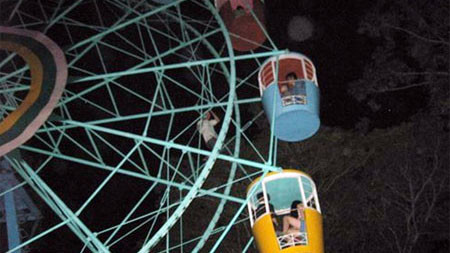 Nhân viên quản lý trò chơi phải leo lên đu quay trấn an mọi người bình tĩnh.