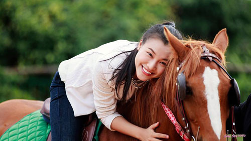 Á hậu Hoàng Oanh là một trong số những mỹ nhân của showbiz Việt cầm tinh con ngựa