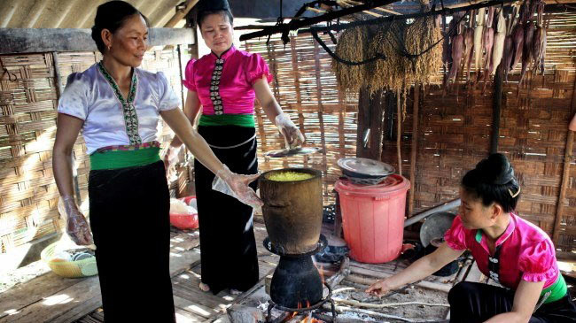 Món xôi ngũ sắc từ lâu đã được biết đến là đặc sản ẩm thực của vùng Tây Bắc. (Nguồn: Báo Ảnh/Vietnam+)