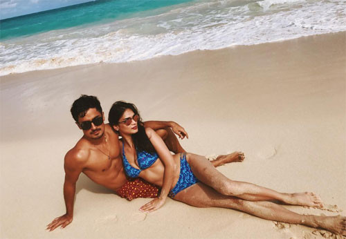 Những ngày đầu năm mới, Pia Wurtzbach và bạn trai - Marlon Stockinger - tận hưởng kỳ nghỉ ở biển Hawaii. Người đẹp thường xuyên đăng hình ảnh lên trang cá nhân.