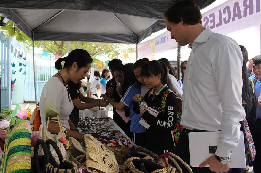 Hào hứng với các sản phẩm handmade từ những vật dụng thân thiện với môi trường. Ảnh: Giang Thanh