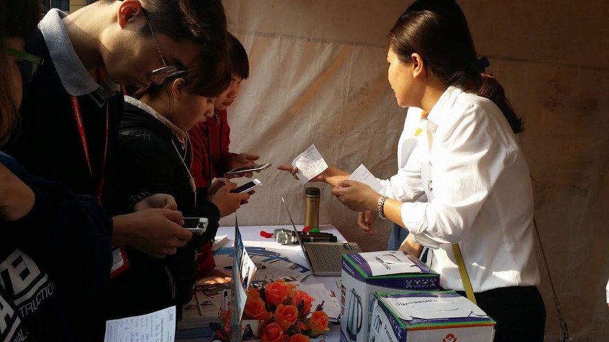 Sinh viên tham quan các gian hàng sáng tạo, khởi nghiệp.