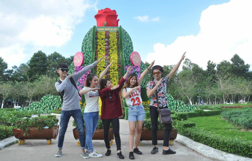 Nhiều bạn trẻ chụp ảnh bên thác hoa.