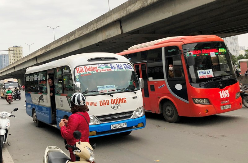 Xe khách dàn dàng ngang hoạt động vô tư trên trên đường Khuất Duy Tiến-Nguyễn Xiển được Tiền Phong ghi hình ảnh, phản ánh thời gian qua. Ảnh: T.Đảng