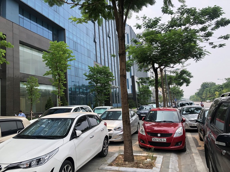 Khốn khổ tìm nơi đỗ xe tại khu liên cơ Võ Chí Công