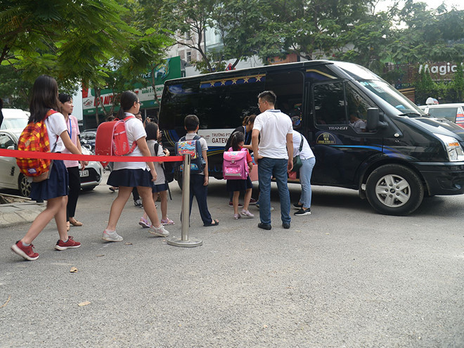 Xe đưa đón học sinh tại trường tiểu học Gateway (Cầu Giấy)