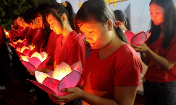 Đoàn viên thanh niên cùng dành một phút mặc niệm tưởng nhớ các anh hùng liệt sĩ.