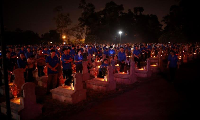 Tuổi trẻ Hà Tĩnh thắp nến tri ân các anh hùng liệt sĩ