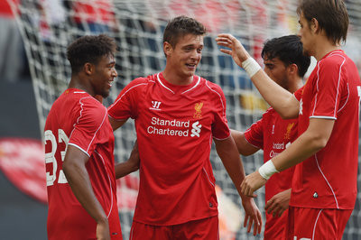 Peterson (giữa) ghi bàn trong một trận đấu giao hữu