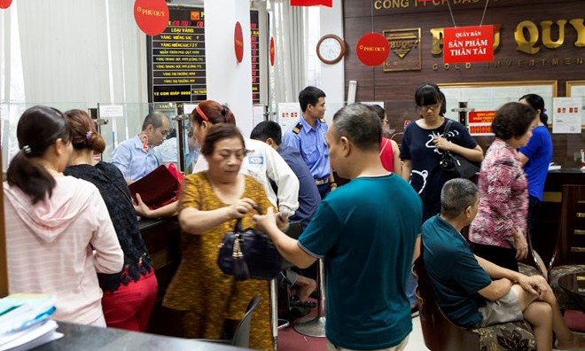 Người dân thủ đô ngồi chờ bán vàng tại Công ty vàng bạc Phú Quý. Ảnh: Kiều Vui/Zing