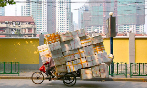 Trung Quốc đang gánh khối nợ lớn gấp đôi nền kinh tế. Ảnh: Reuters