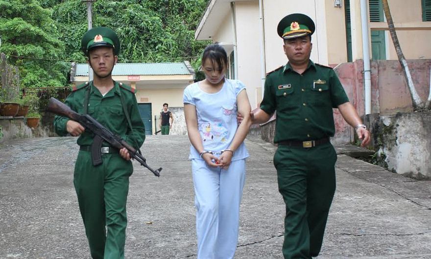 Áp giải 'tú bà' 9X Sìn Minh Nguyệt.