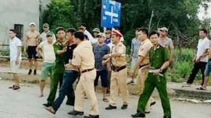 Khống chế hai đối tượng manh động.