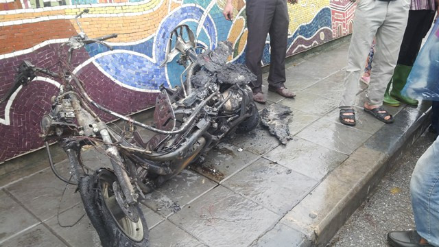 Chiếc xe máy cháy trơ khung.