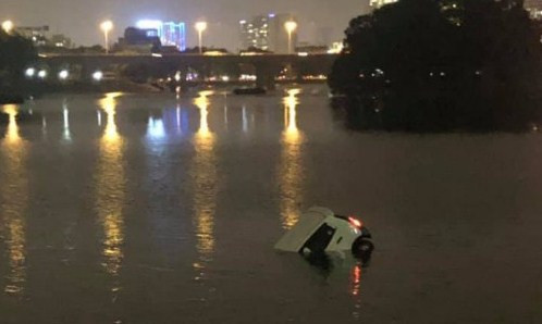 Ô tô bị mất lái, lao xuống giữa hồ Linh Đàm.