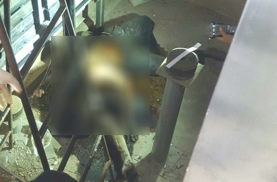 Thi thể của anh Hiệp khi vừa được phát hiện dưới hầm thang máy của bệnh viện