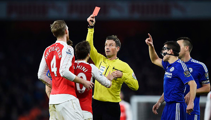 Per Mertesacker nhận thẻ đỏ ngay phút 18. Ảnh: Reuters.