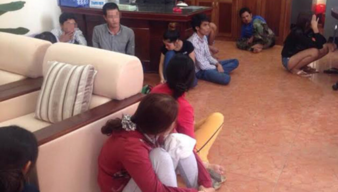 Nhiều nghi can đang bị cảnh sát lấy lời khai. Ảnh: Vy Tường.