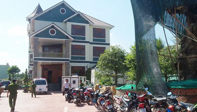 Ngôi biệt thự nơi phát hiện thi thể hai vợ chồng.