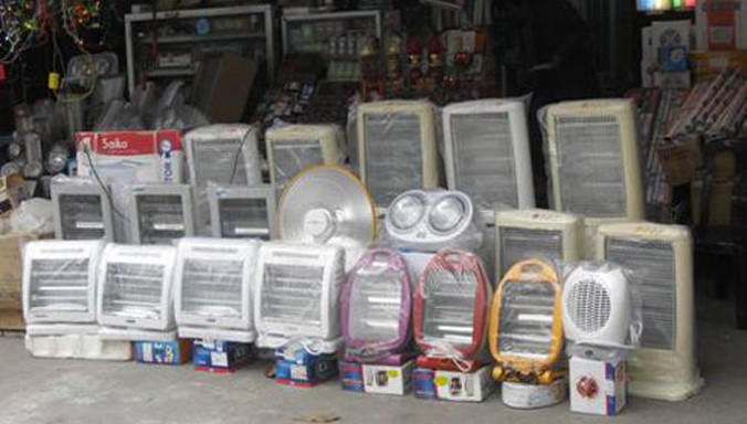 Mặt hàng quạt sưởi có nhiều người mua nên được bày bán nhiều và mức giá tăng bất hợp lý. 