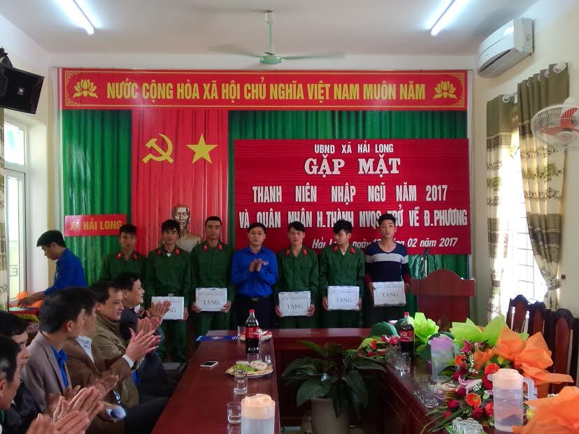 Đại diện lãnh đạo Tỉnh Đoàn Thanh Hóa thăm, tặng quà cho các tân binh. Ảnh: Hoàng Lam