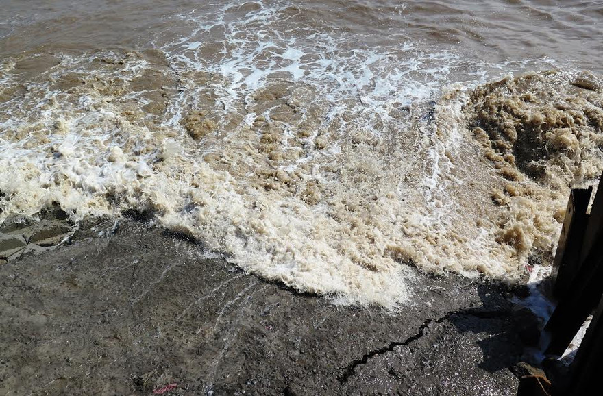 Sóng biển uy hiếp kè biển Gành Hào (Đông Hải, Bạc Liêu)