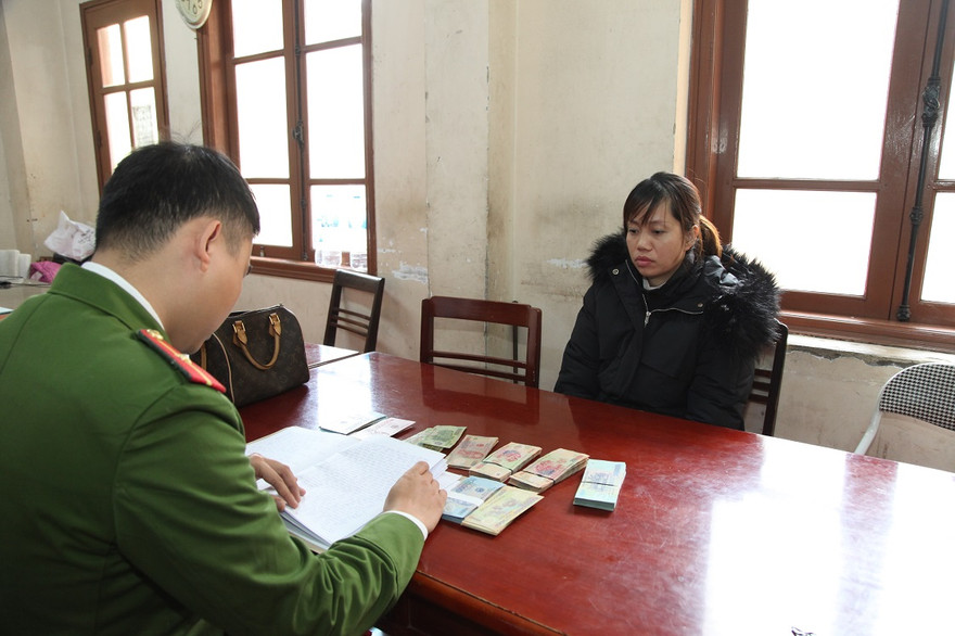 Cơ quan điều tra ghi lời khai của Ánh. Ảnh: CATN