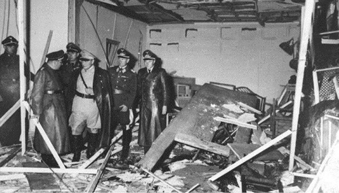 Đổ nát bên trong căn phòng họp sau vụ ám sát bất thành.