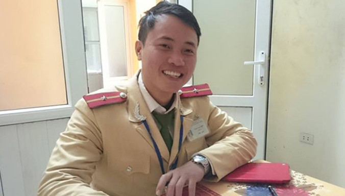 Thiếu úy Hợp đã chứng kiến cảnh hai vợ chồng nam thanh niên định quyên sinh, hàn gắn tình cảm. Ảnh:D. Hiệp.