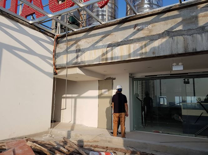 Phần cơi nới tại phần áp mái bị UBND quận Hoàng Mai xử phạt. Ảnh: Hiểu Minh