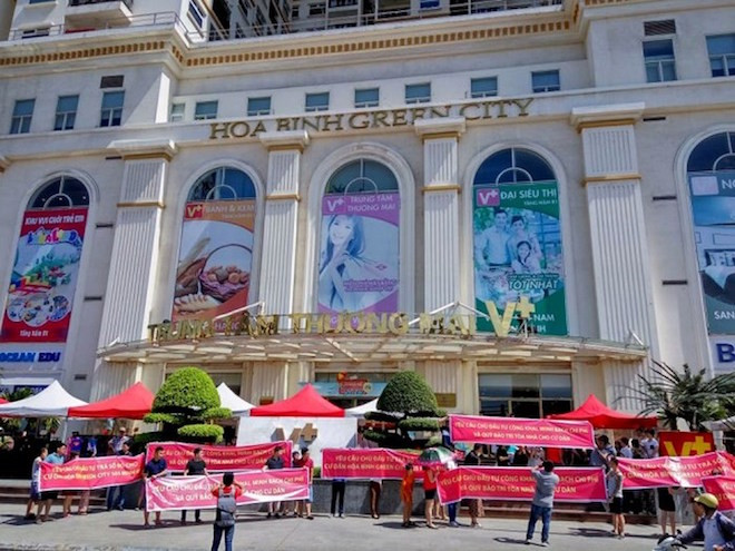 Người dân xuống đường phản đối chủ đầu tư chung cư Hòa Bình Green City, nhiều năm không làm sổ đỏ cho cư dân.