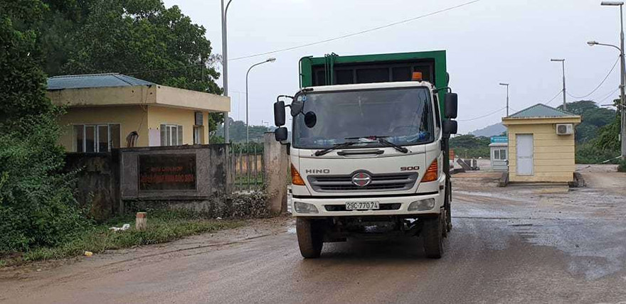 Xe rác đã đi được vào trong bãi rác Nam Sơn