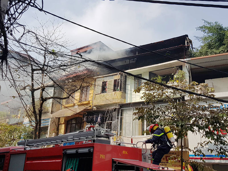 Đốt vàng mã ông Công ông Táo gây cháy nhà phố cổ