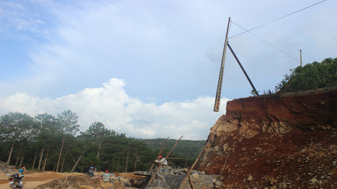 Cột điện "không chân" lơ lửng trên không.