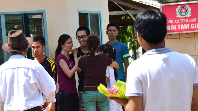 Bước ra khỏi cổng trại giam, Thiện cười, mẹ khóc.