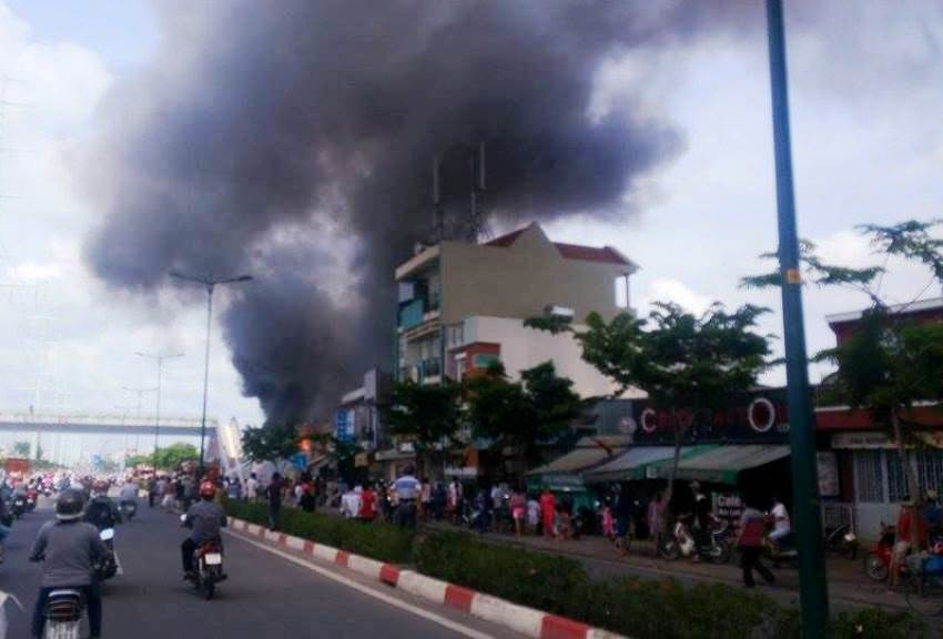 Khói đen bốc lên từ hiện trường vụ cháy.