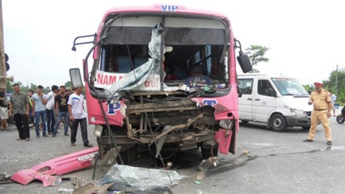 Chiếc xa khách nát đầu sau khi tông vào đuôi xe tải.