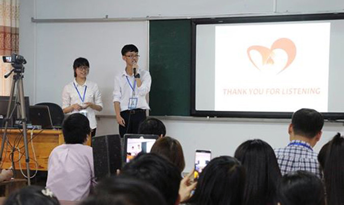 hai học sinh trình bày dự án.